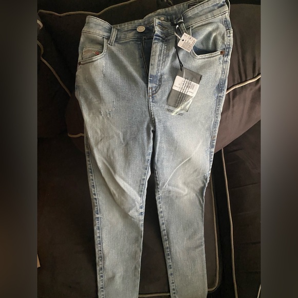 DIESEL®
D-Slandy High Rise
Skinny Jeans. New with tags - Picture 4 of 6